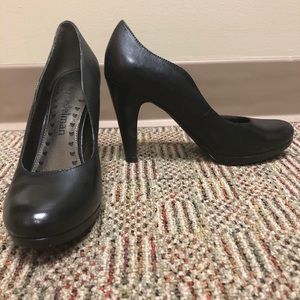 Libby Edelman Black Noelle Pumps
